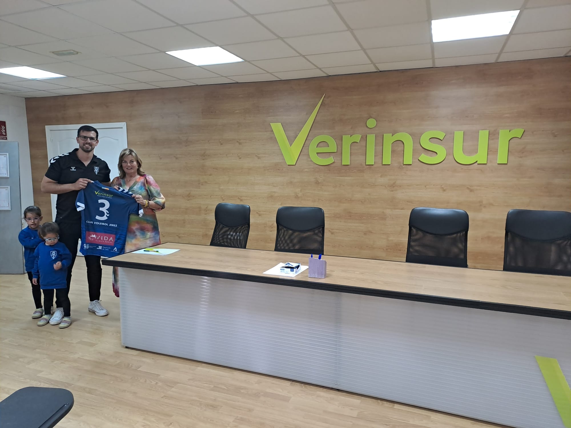 CLUB VOLEIBOL JEREZ y VERINSUR: una alianza que apuesta por el deporte y el desarrollo de valores
